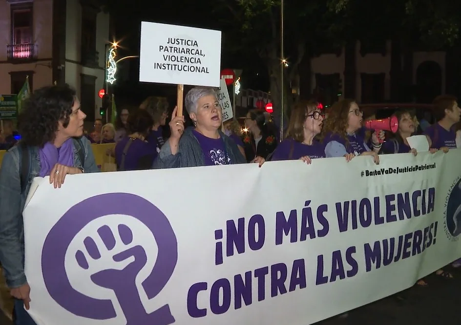 La sociedad canaria se ha movilizado en el Día Internacional de la Eliminación de la Violencia contra la Mujer y han pedido mayor compromiso de las administraciones