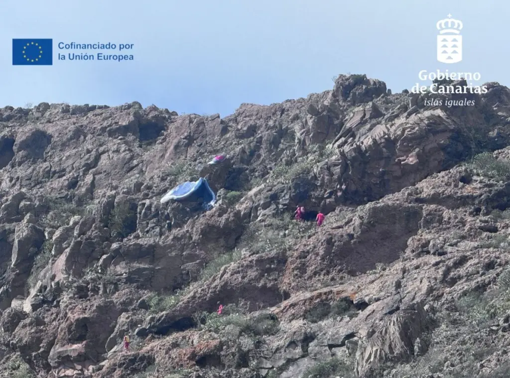 Rescatan a un parapentista en una zona de difícil acceso en Ifonche, Adeje