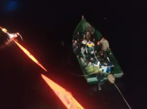 Patera a la deriva con 18 personas a bordo a 8 millas al sur de Gran Canaria