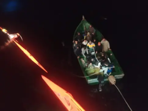 Rescatan a 18 personas de una patera a la deriva en Gran Canaria