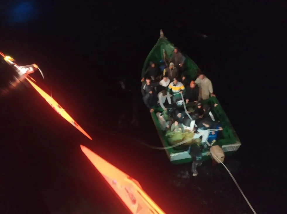 Patera a la deriva con 18 personas a bordo a 8 millas al sur de Gran Canaria