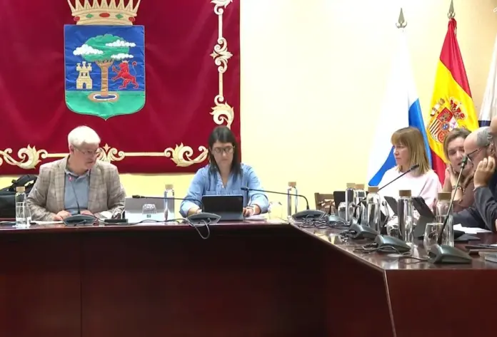 Dos nuevas direcciones pasarán a formar parte de los cargos del Cabildo de El Hierro tras aprobarse en un pleno marcado por el enfrentamiento entro dos antiguos socios de gobierno