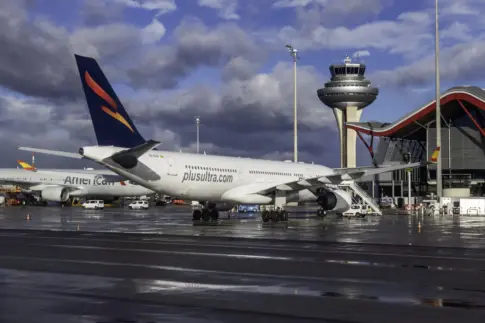 El cierre del espacio aéreo de Venezuela deja este domingo más de 200 personas en Tenerife con su vuelo cancelado