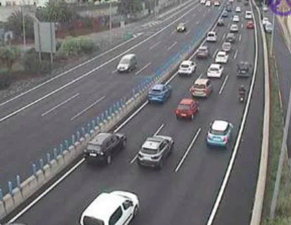 La colisión de un moto con un coche está provocando importantes retenciones en la autopista TF-5 en sentido norte desde Santa Cruz de Tenerife