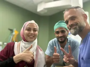 El primer médico español que logró salir de Gaza, Raúl Incertis, visita Canarias