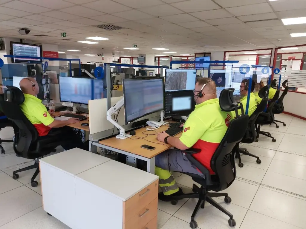 El suceso se produjo sobre las 12:47 horas, cuando la sala operativa del 1-1-2 recibió una alerta comunicando la salida de vía del vehículo