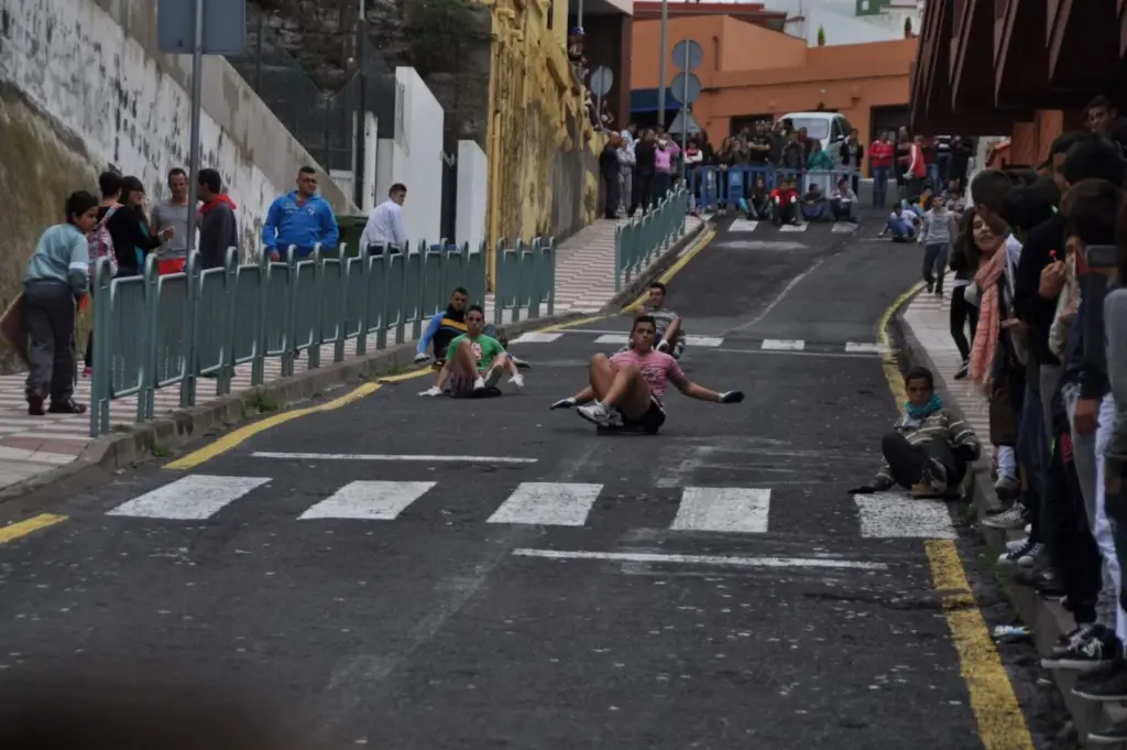El municipio del norte de Tenerife celebra sus fiestas de San Andrés con el tradicional arrastre de las tablas por el casco histórico 
