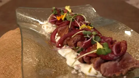 Tataki de ternera con stracciatela de pistachos | Receta ‘Como en casa’