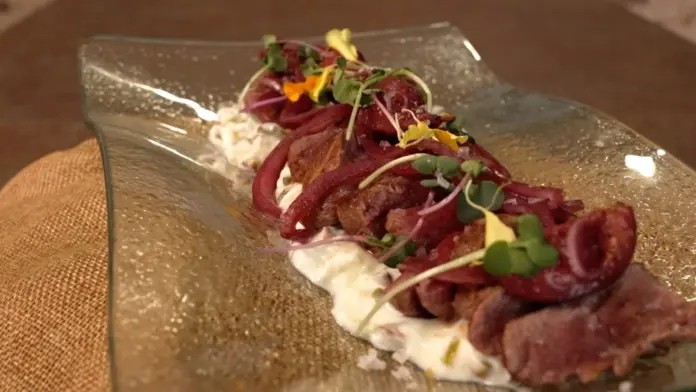 Tataki de ternera con stracciatela de pistachos, cebolla e higos encurtidos en vino tinto / La receta 'Como en casa' de RTVC