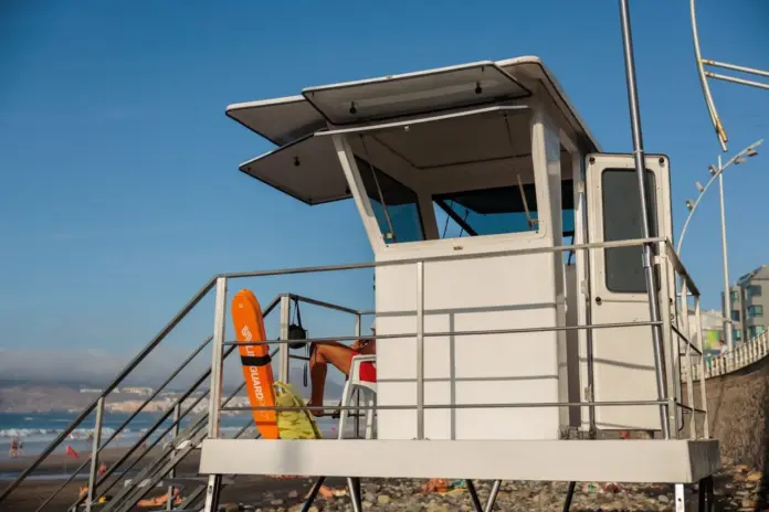 Las Canteras estrena torres de vigilancia, tarimas flexibles y sistema de reanimación