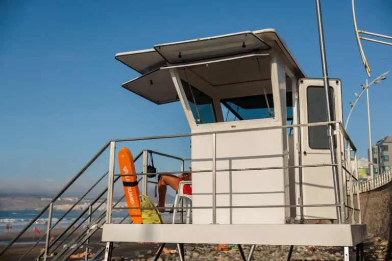 Las Canteras estrena torres de vigilancia, tarimas flexibles y sistema de reanimación