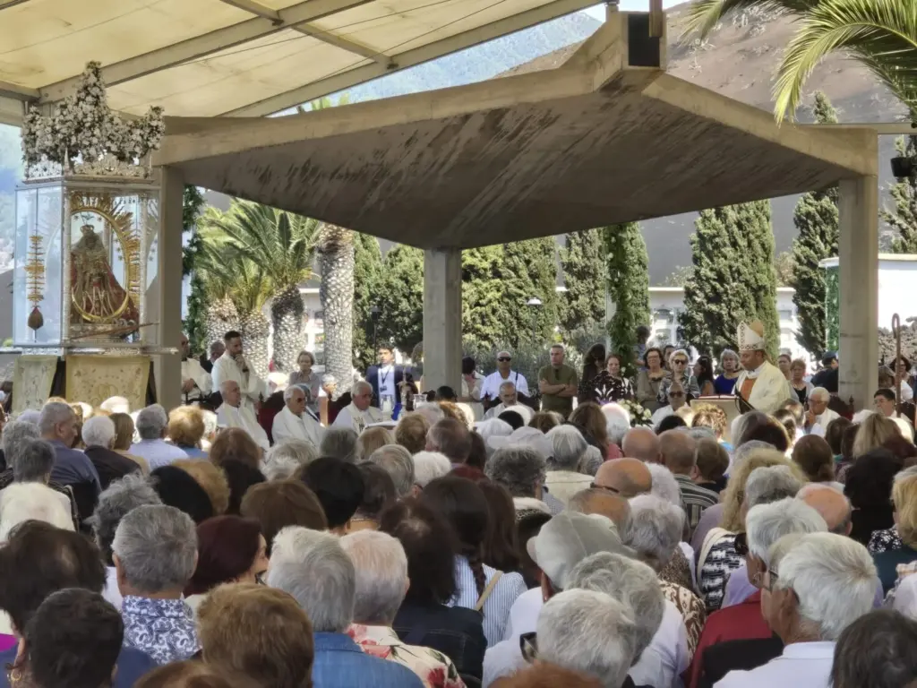 La Virgen de Las Nieves visita el Cementerio de Las Manchas