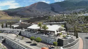 Vista aérea del cementerio de Las Manchas y las coladas del volcán de La Palma / RTVC