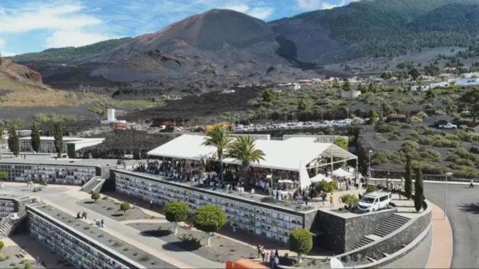 Vista aérea del cementerio de Las Manchas y las coladas del volcán de La Palma / RTVC
