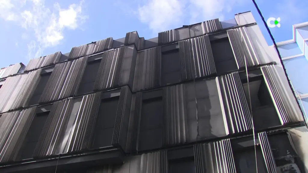 Un incendio en Nicolás Estévanez afecta un hotel y varios coches y motos. RTVC,