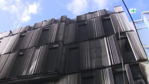 Un incendio en Nicolás Estévanez afecta un hotel y varios coches y motos