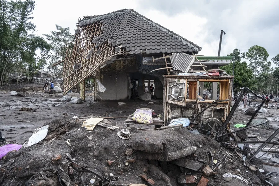 Casi 1.000 evacuados por la erupción del volcán Semeru en Indonesia