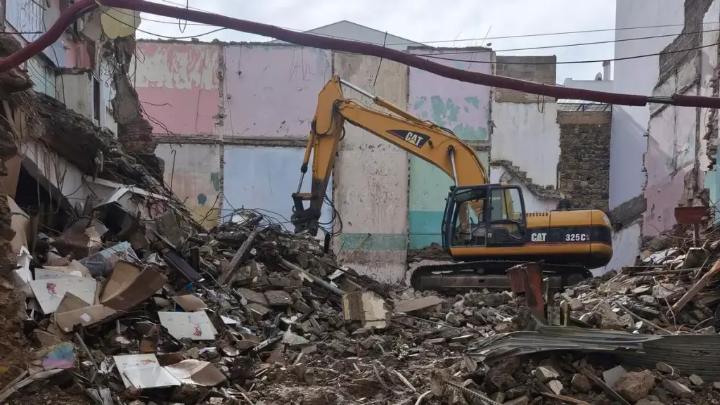 Una casa antigua se derrumba en el centro de Las Palmas de Gran Canaria