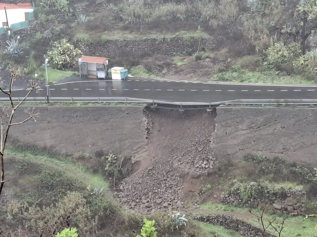 Gáldar cierra la GC-223 tras la caída del muro en un tramo