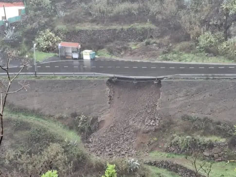 Gáldar cierra la GC-223 tras la caída del muro en un tramo