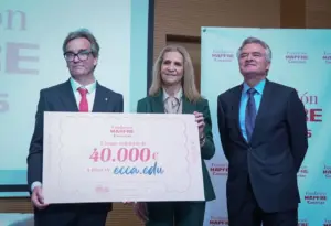 Cheque solidario de la Fundación Mapfre Canarias. Imagen del perfil de la red social X del presidente de Canarias, Fernando Clavijo