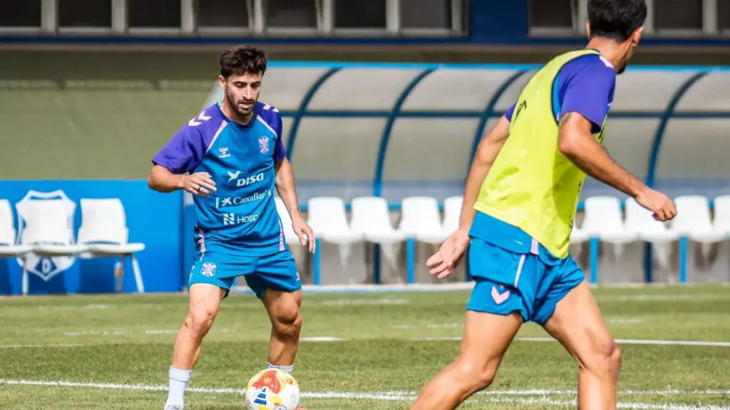 Nacho Gil descarta su salida del Tenerife para centrarse en el ascenso a Segunda