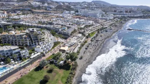 Adeje y el Cabildo impulsan una nueva oficina de información turística en Playa Fañabé