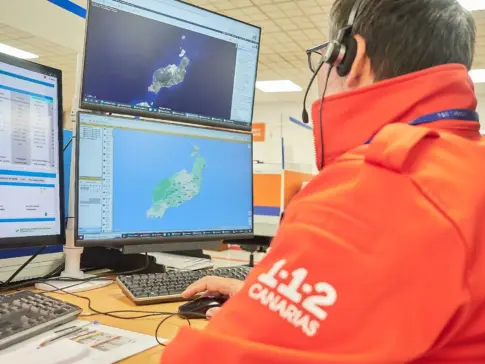 Rescatan a un bebé tras quedar encerrado accidentalmente en el interior de un vehículo en Arrecife