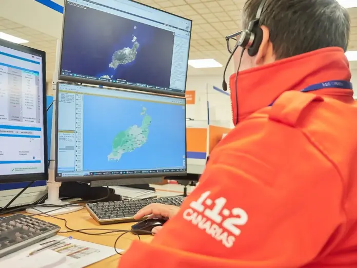 Hasta el lugar se desplazaron agentes de la Policía Local de Arrecife y efectivos de los Bomberos, que procedieron a rescatar al bebé