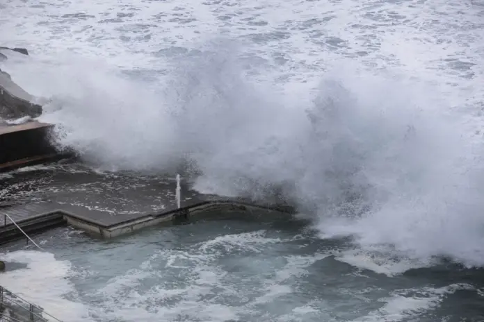 Oleaje en la costa de La Laguna, Bajamar. Imagen EFE