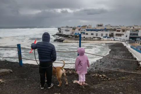 Canarias entra en 2026 con alertas por lluvia, viento y fenómenos costeros por la borrasca Francis