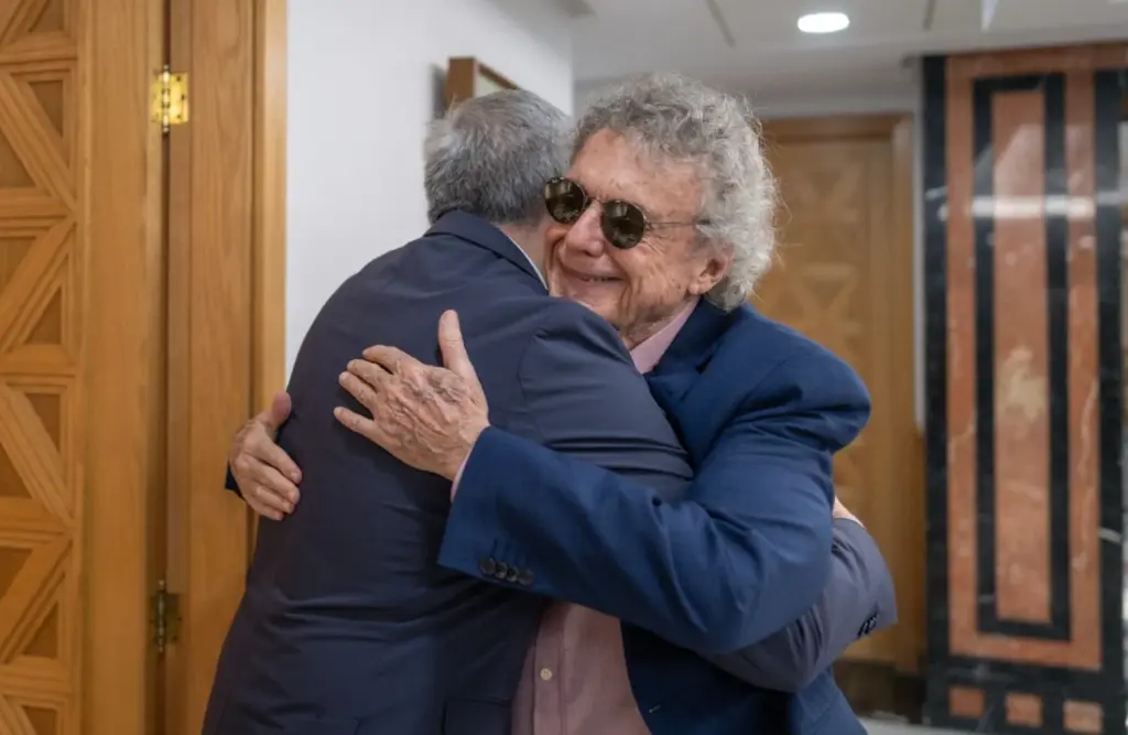 Clavijo anuncia la concesión al cantante Braulio de la Medalla de Oro de Canarias