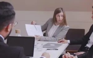 En canarias, la falta de educación financiera lleva a muchos a firmar contratos bancarios sin comprenderlos