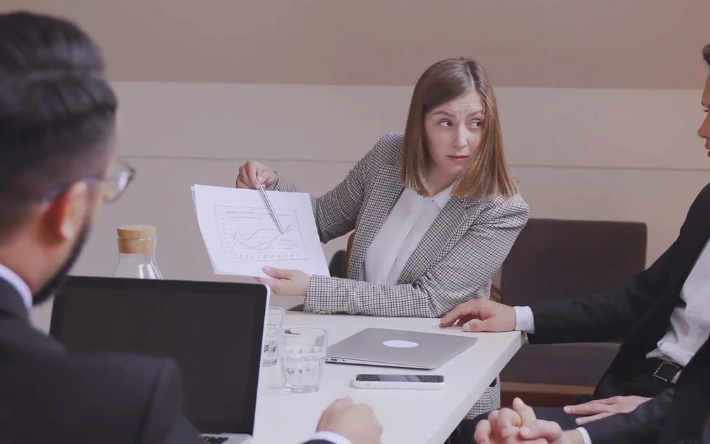 En canarias, la falta de educación financiera lleva a muchos a firmar contratos bancarios sin comprenderlos