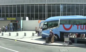 El transporte turístico canario rechaza la posible imposición de una tasa aeroportuaria