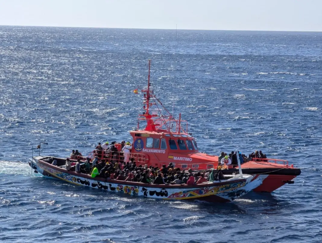 Rescatan a 270 personas, 22 menores, a bordo de un cayuco cerca de La Restinga