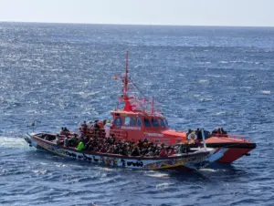 Rescatan a 270 personas, 22 menores, a bordo de un cayuco cerca de La Restinga