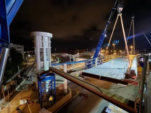 Comienza la instalación de dos módulos que unen la pasarela del padre Anchieta con el Intercambiador de La Laguna