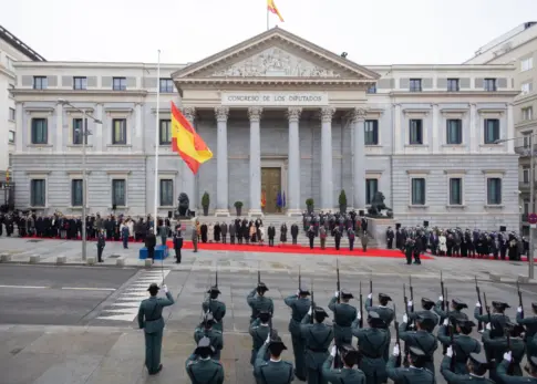 El izado de la bandera ante la Puerta de los Leones abre la celebración institucional del Día de la Constitución