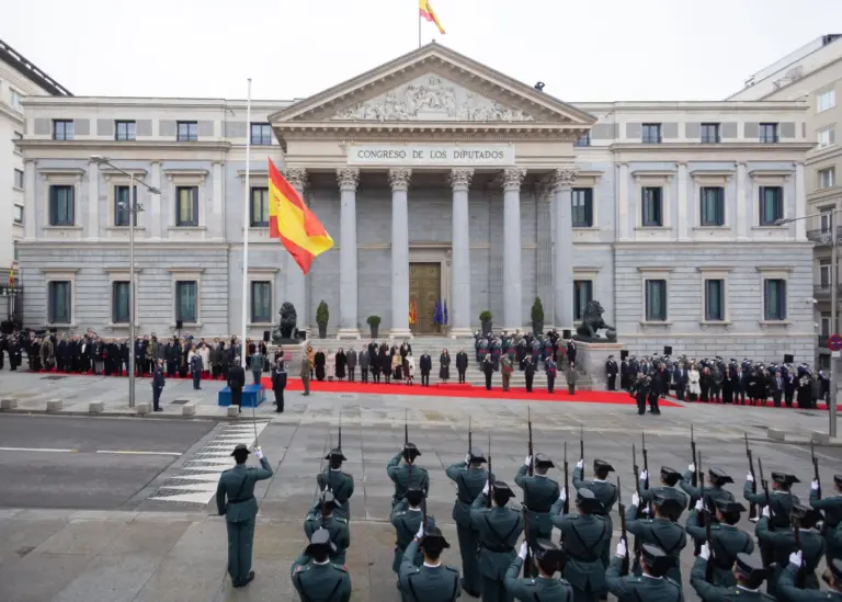 El izado de la bandera ante la Puerta de los Leones abre la celebración institucional del Día de la Constitución