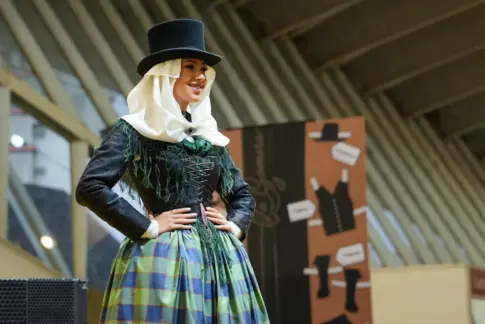 La indumentaria tradicional canaria cobra protagonismo en la Feria Regional de Artesanía