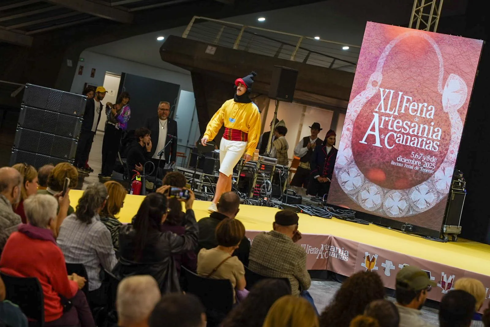 La indumentaria tradicional canaria cobra protagonismo en la Feria Regional de Artesanía