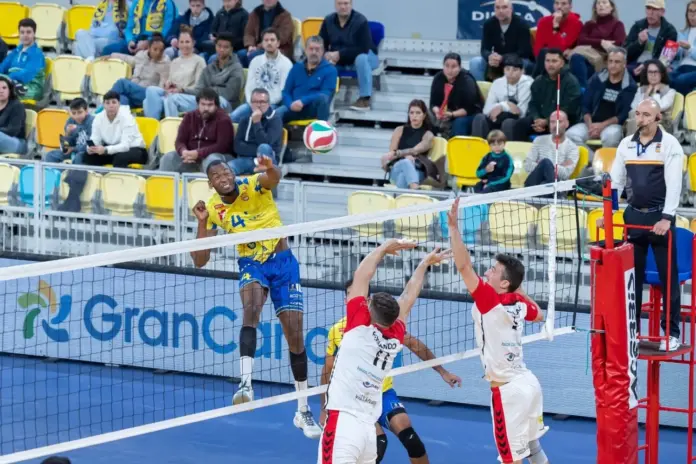 El CV Guaguas vence al Bus Leader San Roque por la vía rápida