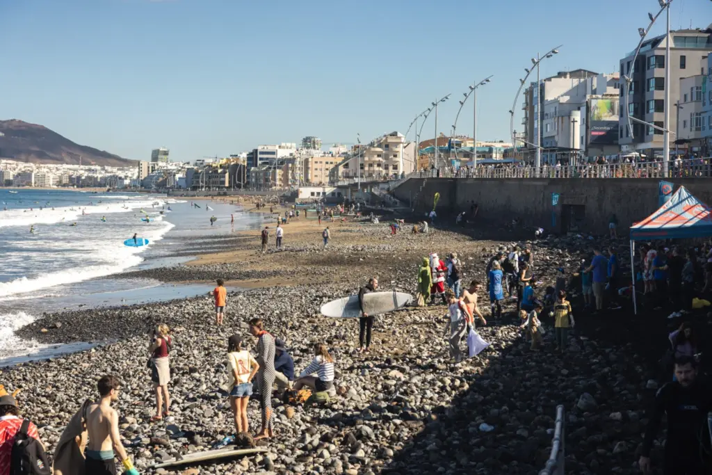 El Grinch y Papá Noel reivindican en la playa de Las Canteras una Navidad más verde