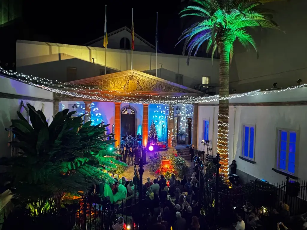 El Parlamento de Canarias inaugura la Navidad con su encendido oficial.