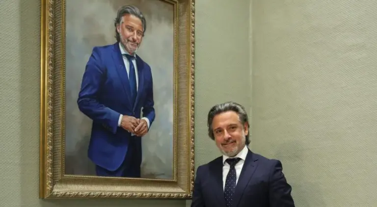El Parlamento de Canarias suma a su galería el retrato del expresidente Gustavo Matos