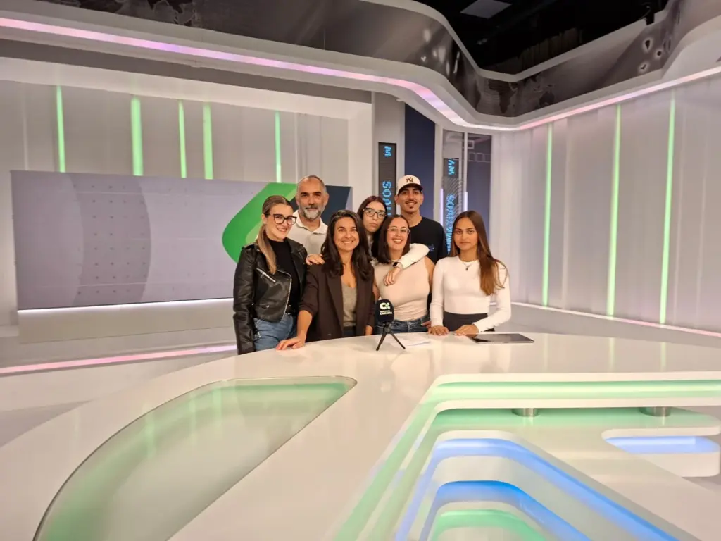 Estudiantes de Emergencias Sanitarias recrean un informativo en las instalaciones de RTVC