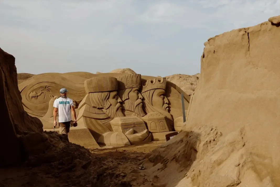 El Belén de Arena de Las Canteras celebra su vigésima edición desde este lunes