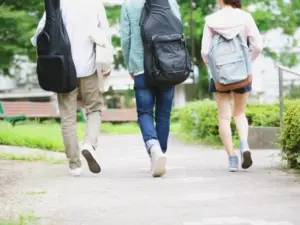 Sociobarómetro refleja una juventud "polarizada, desencantada y molesta" con instituciones