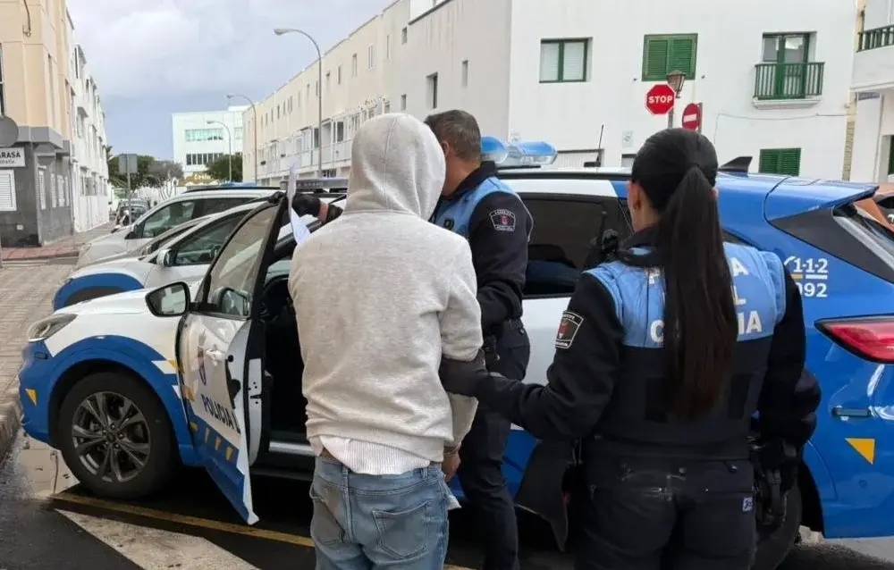 La Policía Local de Arrecife interviene en un intento de ocupación ilegal de una vivienda y detiene a dos personas